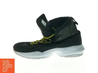 Sorte sneakers med højt skaft fra Arkk (str. 30 cm lang)