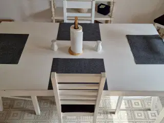 Malet spisebord i eg med 6 stole og 2 ekstra plade