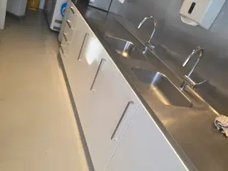 Alubordplade med vask og skabe