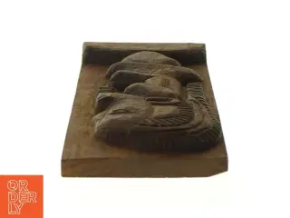 Indskåret figur i træ (str. LBH 13,5x3,5x37 cm)