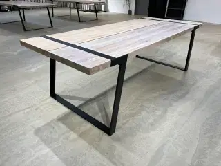Gigant spisebord. Hvidolieret massiv vildeg. 100x240 cm. Højde 74 cm.