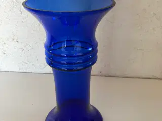 Blå Holmegaard vase