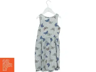 Sommerkjole med sommerfugleprint fra H&M (str. 122)