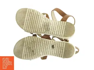 Sandaler med remme fra So All (str. 39 )