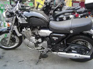 Triumph , Moto Guzzi købes 