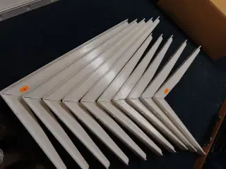 10 stk. Hyldeknægte samt kasse med hyldeknægte