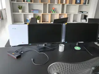 2 stk. computerskærme SAMSUNG S24E450D, dockingstation LENOVO ThinkPad