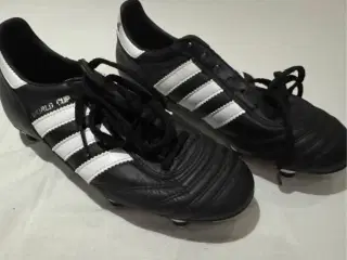 Adidas fodboldstøvler med knobber