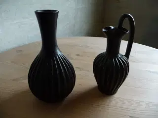 2 sorte vaser som ligner Eslem vaser