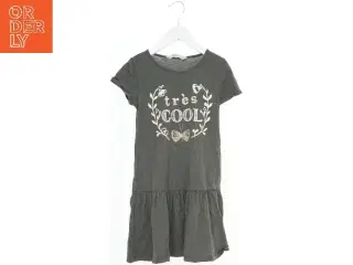 Grå t-shirt kjole med print fra H&M (str. 128)