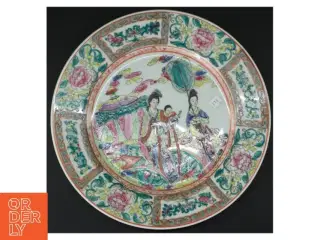 Kinesisk porcelænstallerken med dekorativt mønster (str. 26 cm)