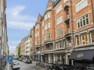 Kontorlejemål med bolig beliggende i flot ejendom med smukke detaljer