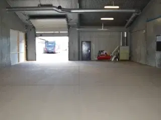 Fin isoleret hal med mange anvendelsesmuligheder