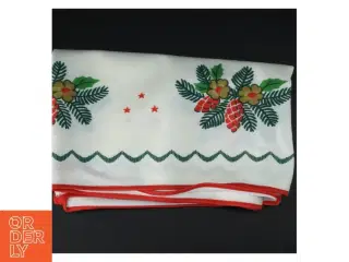 Juledug med broderet pynt (str. 147 x. 174. cm)