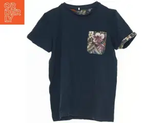 Mørkeblå T-shirt med mønstret lommedetalje fra Name It (str. 134)