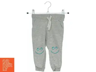 Grå sweatpants med ansigtsprint (str. 80)