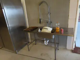 Stålbord med håndvask og armatur