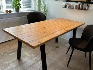 Spisebord i plankebords stil