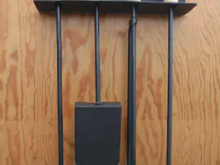 Gedigent sort pejsesæt.