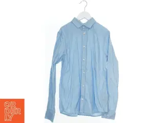 Lys blå skjorte fra Jack & Jones (str. 164)