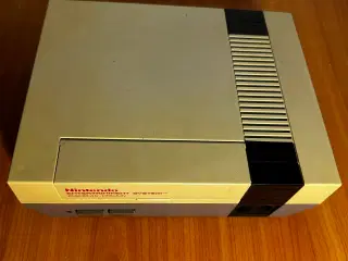 Nintendo 8 bit med 2 spil, GameGenie mm.