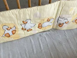 Tremmeseng med madras og sengerand