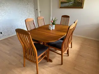Spisebord med 6 stole i afsyret eg