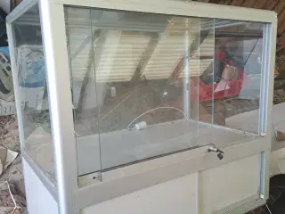 Glasmontre med underskab