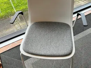 Pato spisebordsstole i hvid med sorte armlæn