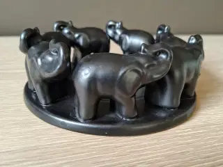 Flot lysestage med elefanter