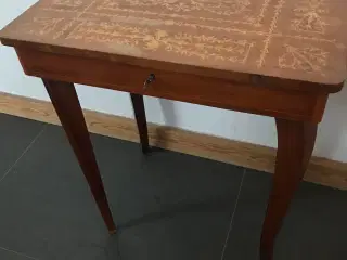 Vintage bord med spilledåse