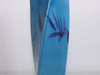 Skulpturel vase i porcelænsler af Tue Poulsen