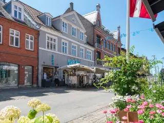Dejligt kontorlejemål i præsentabel centrum-ejendom