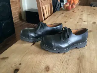 Sandaler og Kondisko, Støvler STR 40