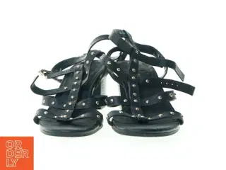 Sandaler fra New Look (str. 37)