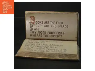 Dekorativ bogformet skilt med citater (str. 10x11x16 cm)