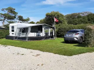 Indflytningsklar campingvogn med fjordudsigt