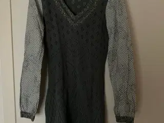 Smart bluse fra Container i bomuldsstrik og stof