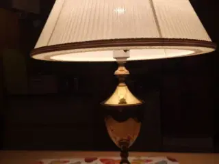 Pæn bordlampe i messing