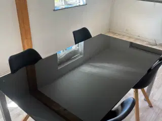 Spisebord med stole