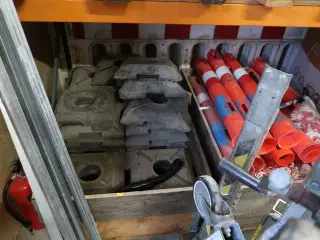 2 stk. paller med afspærringsstolper