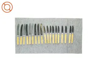 Knivsæt (19 stk.) fra Tomt (str. L:22cm og L: 24,5cm)