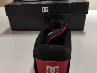 DC Shoes, Crisis, str. 42