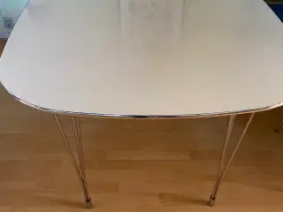 Hvid ovalt køkkenbord med stålben