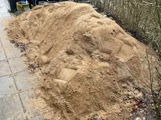 Afretningssand mindst 3m3. Først til mølle!