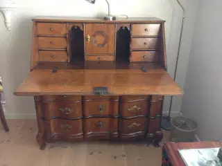 Chartol/sekretær med stol. 150 år gl.