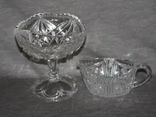 Glas sukkerskål på fod samt flødekande