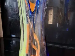 STOR FLOT VASE i POLYKROME FARVER