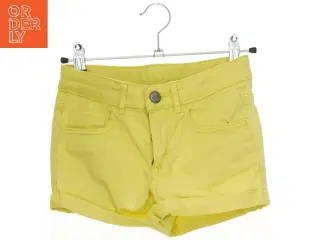 Gule shorts fra H&M (str. 140)