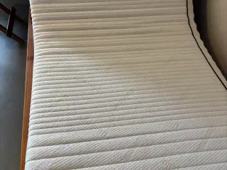 Seng med elevationbund og Donlopillo madras